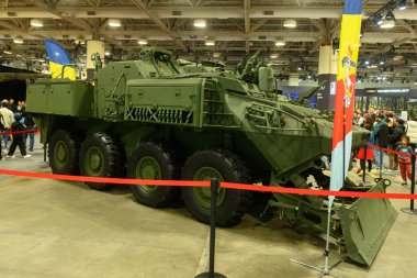 Toronto, ON, Kanada - 14 Şubat 2026: Ağır zırhlı araç LAV 6.0 bir ticaret fuarında sergileniyor, arkasında Ukrayna bayrağı görülüyor