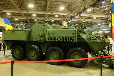 Toronto, ON, Kanada - 14 Şubat 2026: Toronto 'daki Kanada Uluslararası Otomobil Fuarı' nda modern askeri teknolojiyi sergileyen Ukrayna bayraklı zırhlı araç