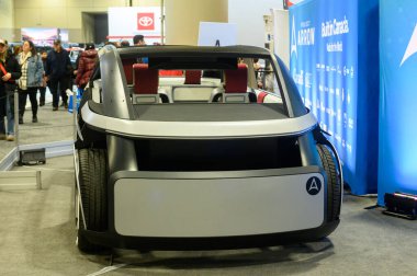 Toronto, ON, Kanada - 14 Şubat 2026: Toronto 'daki Kanada Uluslararası Otomobil Fuarı' nda geleceğin hareketliliğini gösteren Arrow otonom elektrikli konsept aracı
