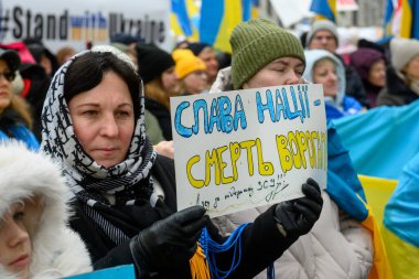 Toronto, ON, Kanada - 22 Şubat 2026: İnsanlar Ukrayna mitinginde Nathan Phillips Meydanı 'nda protesto işareti tutuyorlar
