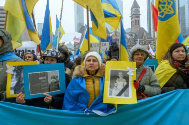Toronto, ON, Kanada - 22 Şubat 2026: Ukrayna halk mitingi Ukrayna ve Kanada bayraklarıyla birlikte Rusya 'nın tam ölçekli işgalinin yıldönümü olarak kutlandı ve Nathan Phillips Meydanı' nda dayanışma gösterildi