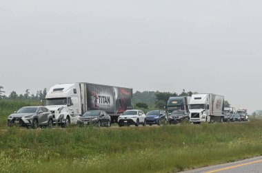 Toronto, ON, Kanada - 10 Ağustos 2025: Otoyolda trafik sıkışıklığı görüldü, arabalar ve kamyonlar sıraya dizildi.
