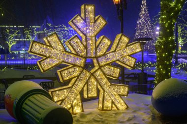 Toronto, ON, Kanada - 31 Aralık 2025: Parlayan dev kar taneleri tesisi Kanada Harikalar Diyarı 'nda Kış Festivali' ni aydınlatıyor, gece açık hava bayramı gösterisi.