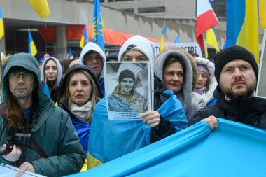 Toronto, ON, Kanada 22 Şubat 2026: Tam ölçekli işgalin yıldönümü boyunca Ukrayna 'ya dayanışma ve destek gösteren savaş mağdurları için kalabalık yas.