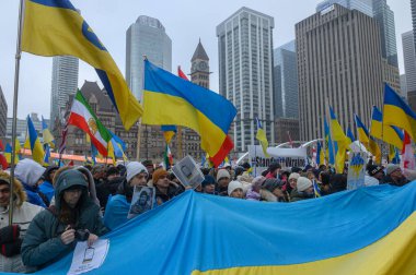 Toronto, ON, Kanada 22 Şubat 2026: Nathan Phillips Meydanı, Toronto 'da toplanan kalabalık, Ukrayna ile dayanışma gösteriyor ve Rusya' nın işgalini protesto ediyor.