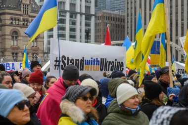 Toronto, ON, Kanada 22 Şubat 2026: Toronto kalabalığı, Rusya 'nın Ukrayna' yı istila edişinin dördüncü yıldönümü münasebetiyle kış sokaklarında toplandı..