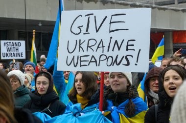 Toronto, ON, Kanada 22 Şubat 2026: Ukrayna bayrakları takan ve Rus işgaline karşı dayanışma gösteren protestocular.