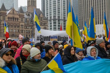Toronto, ON, Kanada 22 Şubat 2026: Ukrayna bayrakları taşıyan ve Belediye Binası önünde Ukrayna bayrağı taşıyan bir grup insan dayanışma gösteriyor.