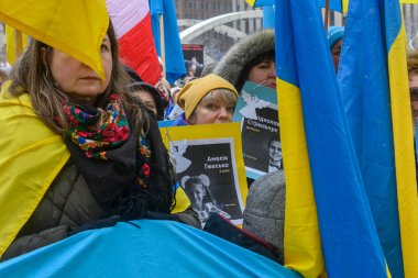 Toronto, ON, Kanada - 22 Şubat 2026: İnsanlar Ukrayna bayrakları ve posterleri taşıyarak Rusya 'nın Ukrayna' yı tam ölçekli işgalini hatırlıyorlar