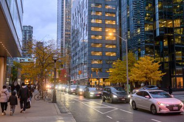 Toronto, ON, Kanada - 11 Kasım 2025: Halk, arabalar ve modern mimari şehir yaşamını gözler önüne seriyor.