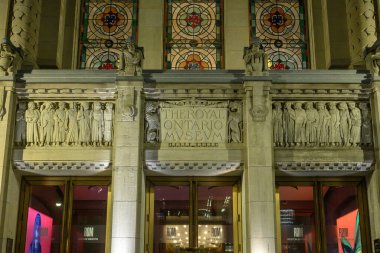 Toronto, ON, Kanada - 10 Aralık 2025: Kraliyet Ontario Müzesi girişi mimari ayrıntıları ve gece boyalı camları gösteriyor.