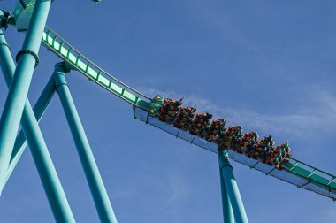 Toronto, ON, Kanada - 30 Eylül 2025: Bir lunapark treni gökyüzüne tırmanıyor, insanlara heyecan verici bir yolculuk deneyimi sunuyor.