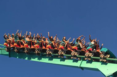 Toronto, ON, Kanada - 30 Eylül 2025 İnsanlar hız trenine binerken heyecanla kollarını kaldırıyorlar.