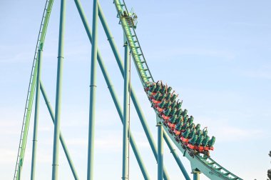 Toronto, ON, Kanada - 30 Eylül 2025: Bir hız treni dik tepeye hızla çıkar.