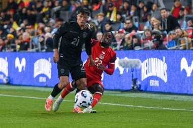 Toronto, ON, Kanada - 13 Kasım 2025: Ekvador 'dan Alan Franco # 21 ve Kanada' dan Richie Laryea # 22 numara BMO Field 'da düzenlenen uluslararası bir dostluk maçı sırasında top için savaştılar. Final Puanı 0: 0.