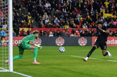 Toronto, ON, Kanada - 13 Kasım 2025: Kanada 'dan Dayne St. Clair # 1 ve Kevin Rodrguez' in BMO sahasındaki Uluslararası Dostluk sırasında attığı bir şuttan sonra topa bakıyor. Final Puanı 0: 0..