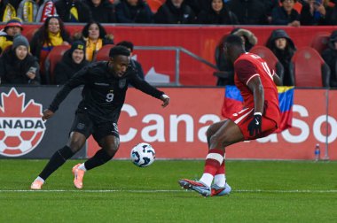 Toronto, ON, Kanada - 13 Kasım 2025: Kanada 'dan Kamal Miller # 4 ve Ekvador' dan John Yeboah # 9 BMO Field 'daki Uluslararası Dostluk yarışması sırasında mülkiyet için yarışıyor. Final Puanı 0: 0.