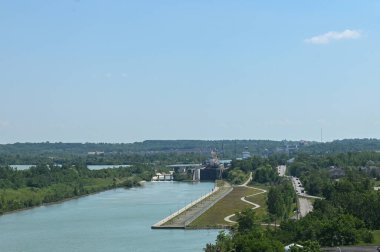 Thorold, ON, Kanada - 10 Ağustos 2023: Bu manzara, parlak, güneşli bir günde Welland Kanalı 'nın yeşil bir arazide aktığını gösteriyor.