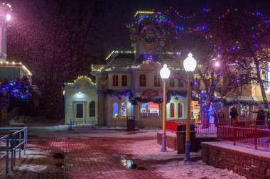 Toronto, ON, Kanada - 31 Aralık 2025: Noel Baba 'nın Oyuncak Dükkanı' nın gece sahnesi festival ışıklarıyla aydınlatılmış, Kanada 'nın Harikalar Diyarı' nda kar yağarken