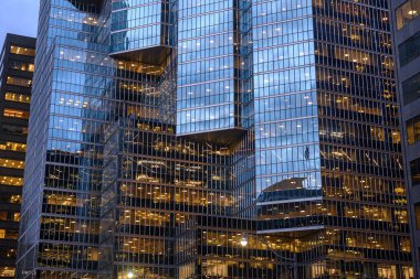 Toronto, ON, Kanada - 11 Kasım 2025: Modern bir gökdelen cephesi, mimari tasarım ve kentsel çevreyi yansıtıyor.