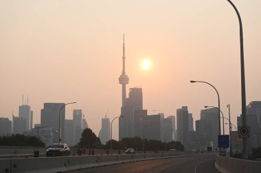 Toronto, ON, Kanada - 30 Haziran 2025 Toronto siluetini sisli bir atmosfer gizliyor ve şehrin sessiz ve ruhani manzarasını yaratıyor..