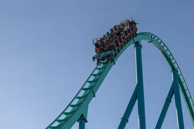 Harikalar Diyarı Kanada 'sı güneşli bir günde hız trenine binen insanları gösteriyor..