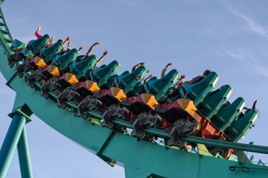 Toronto, ON, Kanada - 30 Eylül 2025: İnsanlar Kanada 'nın Harikalar Diyarı' nda uzun bir hız trenine biniyor ve eğleniyorlar.