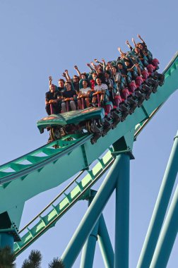 Toronto, ON, Kanada - 30 Eylül 2025: Bir grup insan Kanada 'nın Harikalar Diyarı' nda lunapark trenine biniyor..