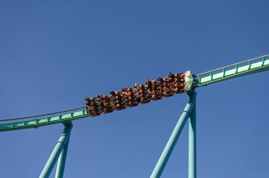 Toronto, ON, Kanada - 30 Eylül 2025 Hız treni sürücüleri, açık, mavi gökyüzüne karşı dolambaçlı raylar boyunca yarışırken heyecanlanır..