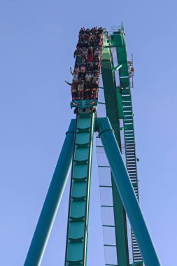 Toronto, ON, Kanada - 30 Eylül 2025: Harikalar Diyarı Kanada 'sında bir hız treni gökyüzüne ulaşıyor, heyecan verici bir deneyim sunuyor.