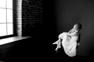 Beyaz elbiseli balerin