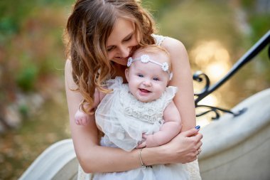 Anne kızı ile yürüyüş sırasında sarılma