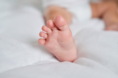 Bebeğin ayak yatakta