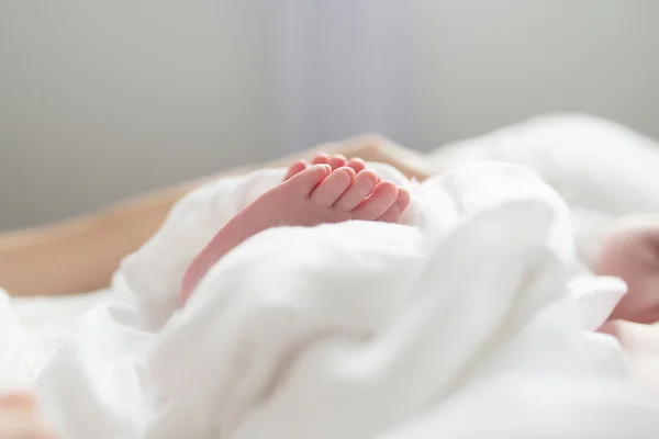 Beyaz çarşaflar yeni doğan ayaklarda