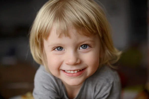 Çocuk kameraya bakarak ve gülümseyen