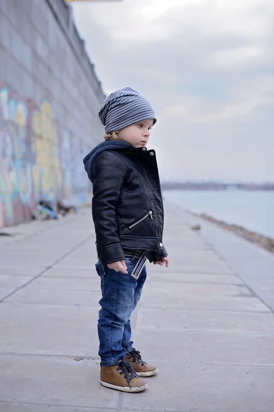 Çocuk sokakta duruyor