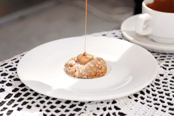 Beyaz tabakta sıcak chocollate