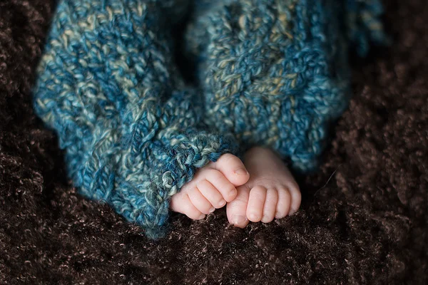 örme şal yeni doğan ayaklarda