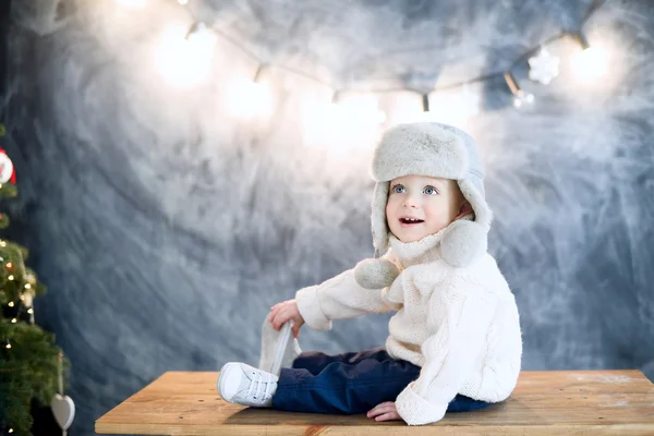 Çocuk masaya oturan ve gülümseyen