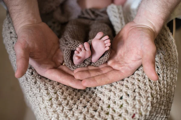 bebeğin ayak anne elinde