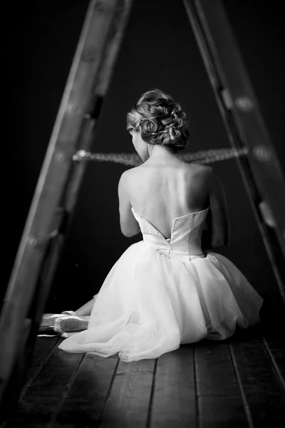 Beyaz elbiseli balerin