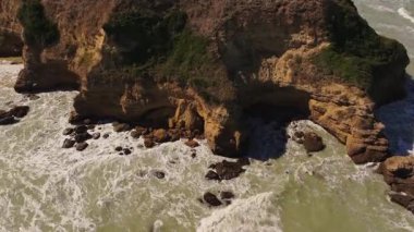 Punta Aderci 'nin hava manzarası engebeli kıyı şeridini, kayalıkların altında sessiz kumlu cepleri ve Adriyatik dalgaları üzerinde duran kırsal trabocco' yu vurguluyor.