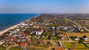Güzel deniz manzarası Sarbinowo 'nun altın kumları ve nazik Baltık sularının Polonya kıyılarında buluşmasını gösteriyor..