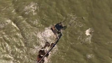 Hava görüntüleri Punta Adercis 'in dramatik burunlarını, kayalık kıyıları kaplayan zümrüt Adriyatik dalgalarını ve ikonik trabocco' nun açık sonbahar ışığının desenleri ve renkleri vurguladığını gösteriyor..