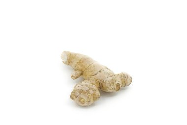 Parlak beyaz üzerine izole edilmiş taze zencefil kökü, pürüzlü dokular, katmanlı deri ve yumuşak ışıklandırma altında doğal şekil sergiliyor..