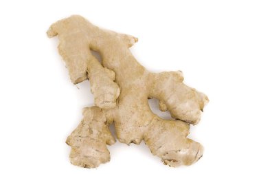 Doğal zencefil kökü pürüzsüz beyaz bir arkaplanda izole edilmiş, topraksı organik görünümünü ortaya koyuyor..