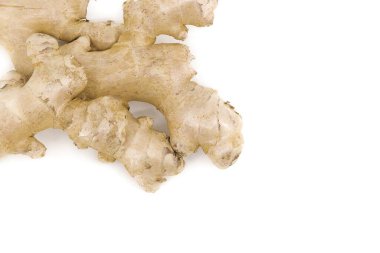 Parlak beyaz arka planda taze zencefil, toprak dokusunu ve organik şekli gösterir..