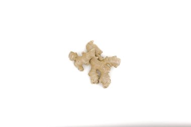 Çiğ zencefil kökü, doğal yapısını vurgulamak için parlak beyaz ışık altında sergilenir..