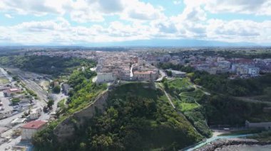 Dinamik insansız hava aracı görüntüsü Ortonas mimarisini ve deniz kenarındaki uçurumunda birkaç hassas bulutla açık bir gökyüzüne karşı uzanan heybetli Castello Aragonese 'yi gözler önüne seriyor..