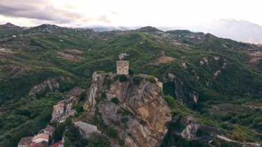 Dağlar, otlaklar ve ekili tarlalarla çevrili Roccascalegna Kalesi 'nin havadan çekilmiş görüntüsü..